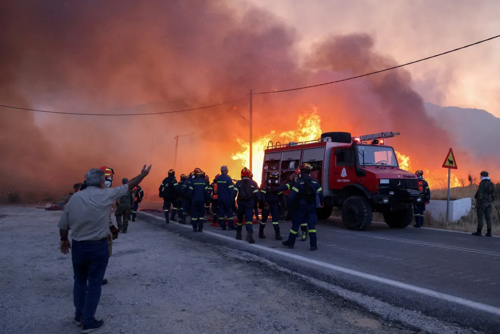 Silný vítr rozdmýchal požáry na řeckém ostrově Chios