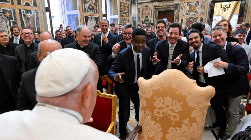 Papež František při setkání s komiky ve Vatikánu (2024)