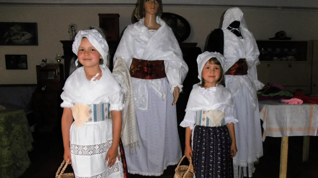 Kroje v minimuzeu Vesnická světnice v Košticích