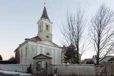 Chátrající kostel ve Kšelích na Kolínsku by se mohl dočkat obnovy