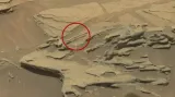 Sonda Curiosity pořídila 30. srpna 2015 snímek takzvané „plovoucí lžíce“ na Marsu. Tato hornina byla v průběhu času vytvarována marťanskými větry a vrhá na zem pod sebou stín ve tvaru lžíce