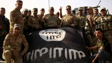 Iráčtí vojáci oslavují porážku takzvaného Islámského státu s ukořistěnou vlajkou