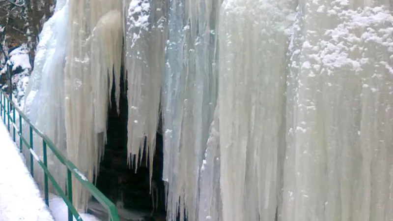 Ledopád na skále - Riegerova stezka u Semil