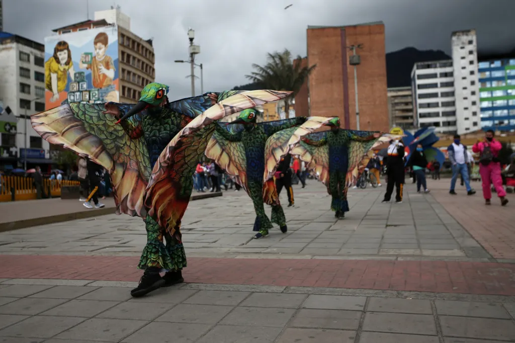 Herci oblečení v kostýmech ptáků jsou součástí kampaně starosty města Bogota. Jeho záměrem bylo uspořádat kampaň na podporu sociálního odstupu kvůli onemocnění covid-19