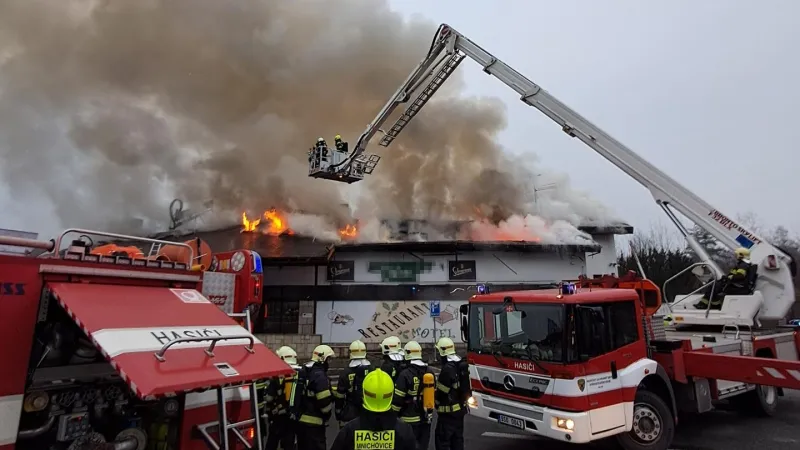 Požár bývalého motorestu u dálnice D1