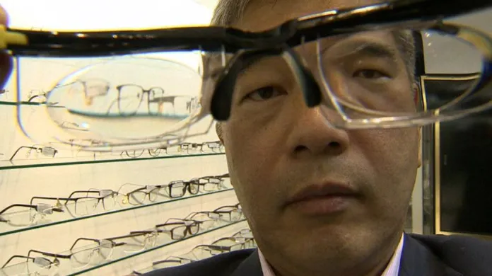 James Chen s brýlemi s nastavitelnými dioptriemi