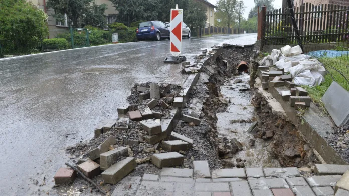 Přívalové deště poničily v Zaječově na Berounsku chodníky i kanalizaci. Na snímku vybagrovaný chodník připravený na výměnu potrubí