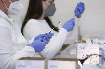 V pondělí přibylo 121 případů covidu, nakažených dále ubývá