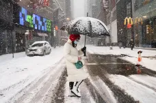 New York zasáhla sněhová bouře. Město čeká, že napadne rekordních 60 centimetrů