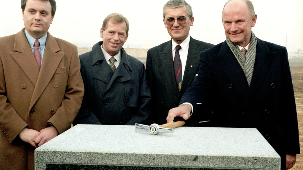 Prezident Václav Havel v roce 1996 pokládá základní kámen na místě, kde byla zahájena výstavba nového výrobního závodu pro výrobu vozu Škoda. Na snímku zleva tehdejší ministr průmyslu a obchodu Vladimír Dlouhý, prezident Václav Havel, předseda představenstva Škoda a.s. Ludvík Kalma a předseda správní rady Volskwagenu Ferdinand Piëch.