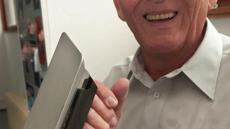 Stanislav Lachman s kosodélníkovou žehličkou ETA 212 z roku 1965