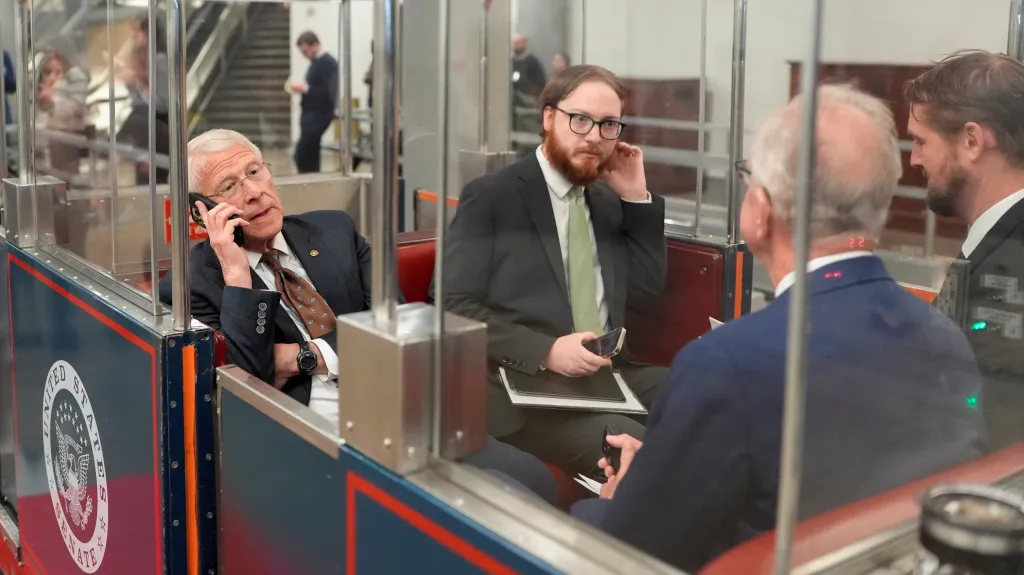 Američtí senátoři Roger Wicker and Jerry Moran (zleva, oba republikáni) řeší v metru pod Kapitolem hrozbu shutdownu pro ministerstvo vnitřní bezpečnosti