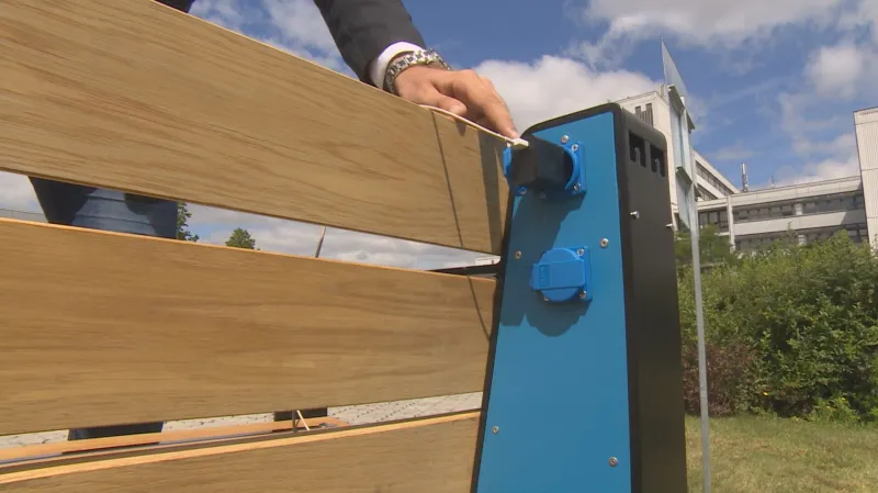 Chytré lavičky v plzeňském univerzitním kampusu