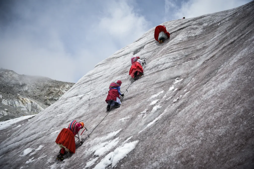 Horolezkyně používají cepíny při výstupu na zasněženou horu