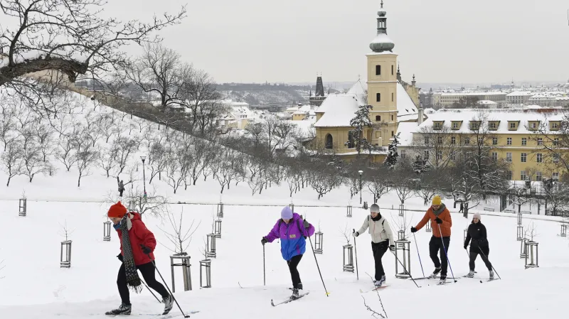 Běžkaři v pražských Petřínských sadech