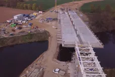 V Pardubicích se začíná klenout největší zavěšený most v Česku