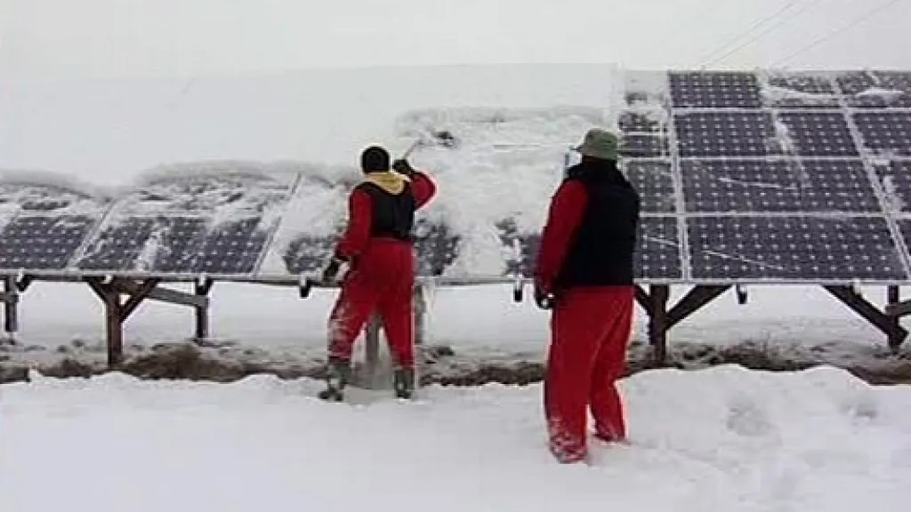 Odklízení sněhu ze sluneční elektrárny
