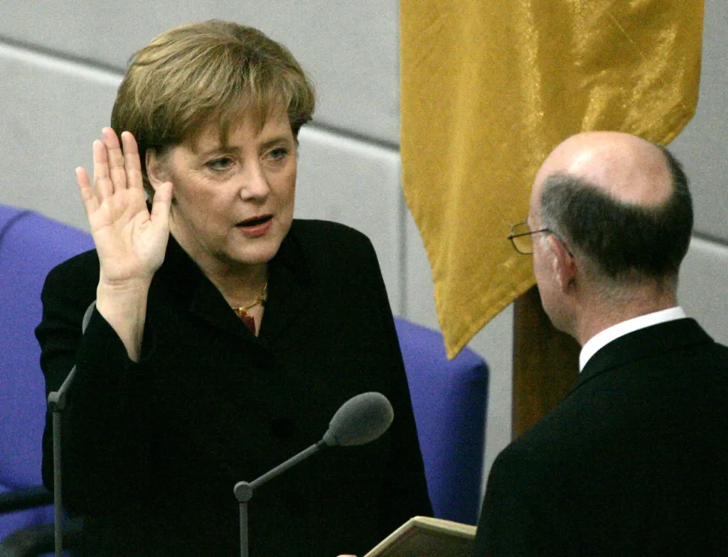 Na fotografii z 22. listopadu 2005 složila nově jmenovaná německá kancléřka v parlamentu v Berlíně přísahu. Vpravo je předseda Bundestagu Norbert Lammert