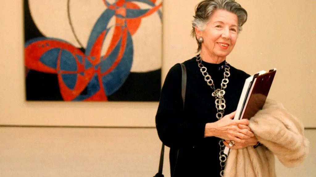 Mezi zásadní díla Františka Kupky patří i Amorfa – Dvoubarevná fuga. U slavného obrazu stojí sběratelka umění Meda Mládková