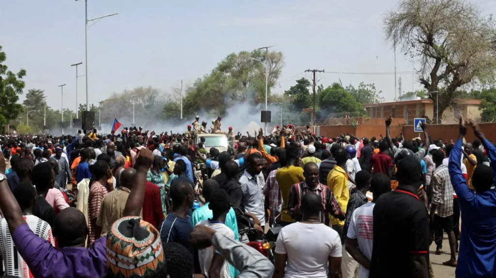 Podporovatelé pučistů před francouzskou ambasádou v Niamey (snímek z 30. srpna)