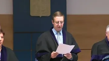 Předseda senátu krajského soudu Radomír Koudela čte rozsudek
