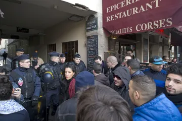 Dieudonné upravil kritizované představení, policie ho přesto stopla