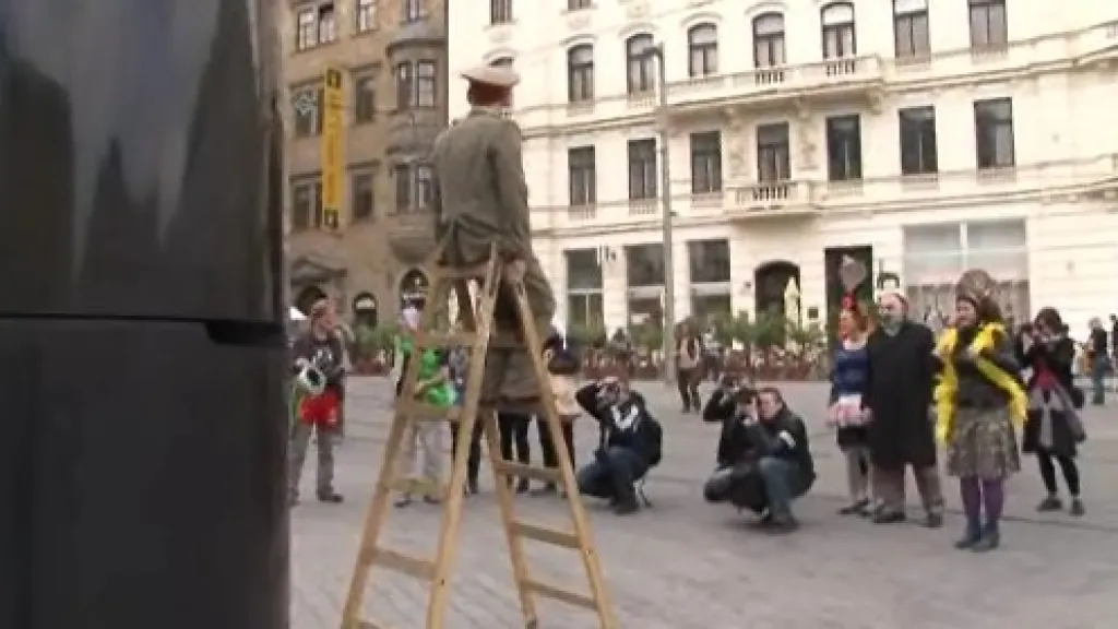 Happening herců HaDivadla k 50. výročí odletu Gagarina do vesmíru