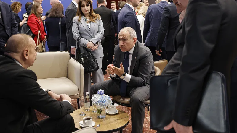 Ilham Alijev a Nikol Pašinjan v Tiraně na summitu Evropského politického společenství