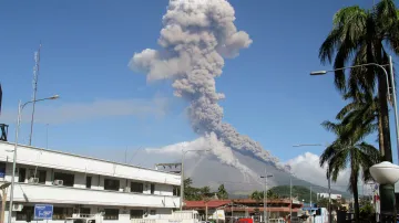 Vulkán Mayon na Filipínách chrlí lávu a popel