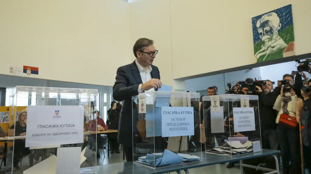 Srbský prezident Aleksandar Vučić hlasuje ve volbách