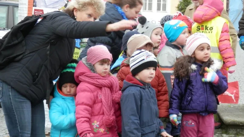 Usazování stromu sledovaly i děti