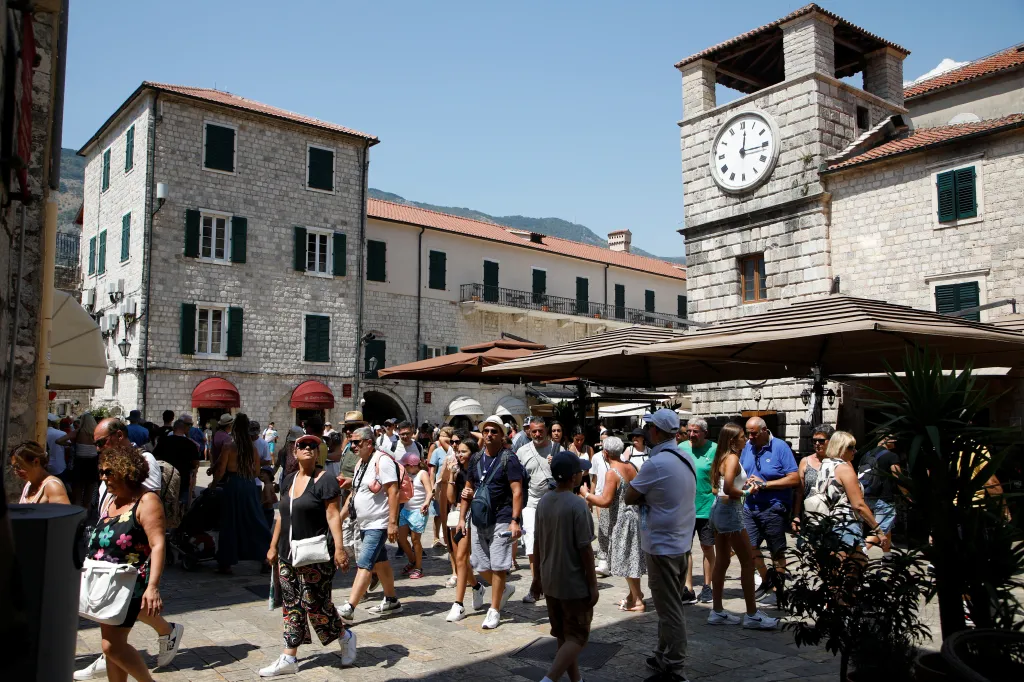 Město Kotor čelí davům turistů