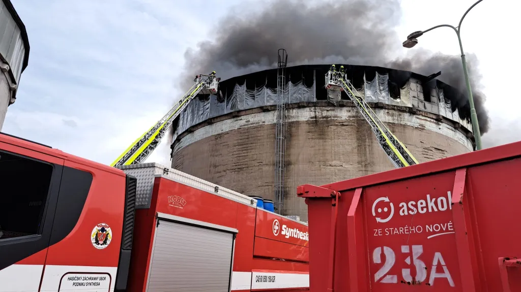 Hasiči likvidují požár elektroodpadu v Rybitví