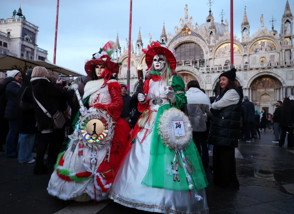 Řada Benátčanů se tentokrát inspirovala nadcházejícími zimními olympijskými hrami v italské Cortině