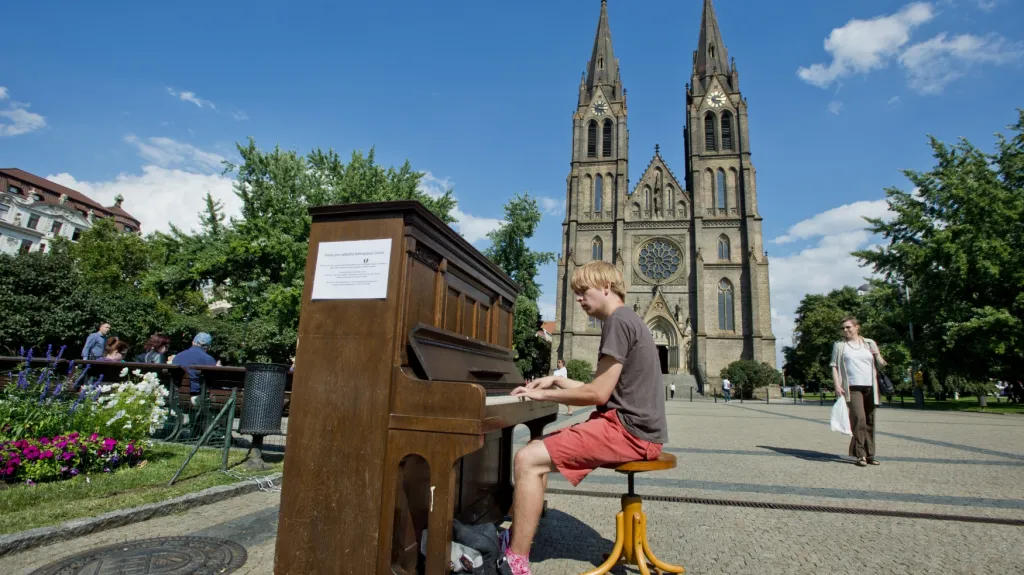 Piano na náměstí Míru