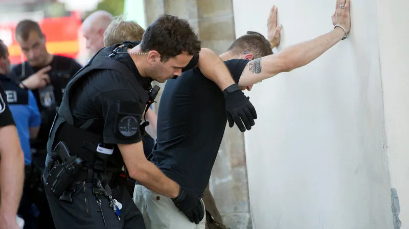 Policie členy krajní pravice pozatýkala