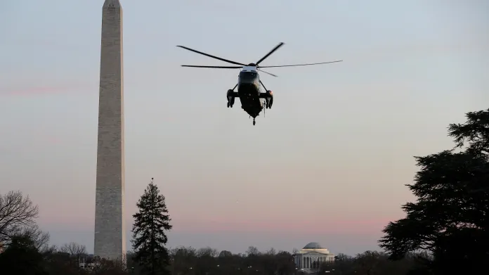 Prezidentský vrtulník míří k Bílému domu