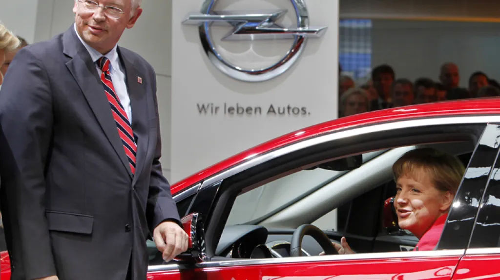 Angela Merkelová na německém autosalonu