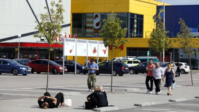 Na zákazníky obchodního domu IKEA zaútočil muž s nožem