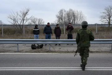 Zklamaní běženci opouštějí řeckou hranici. Turci mají obavy z jejich shromažďování kvůli koronaviru