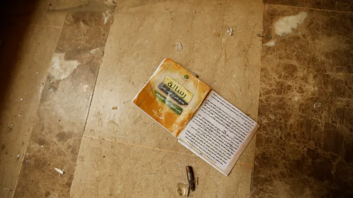 Kniha, která zbyla po islamistech ve Fallúdži poté, co kontrolu nad městem převzala irácká armáda