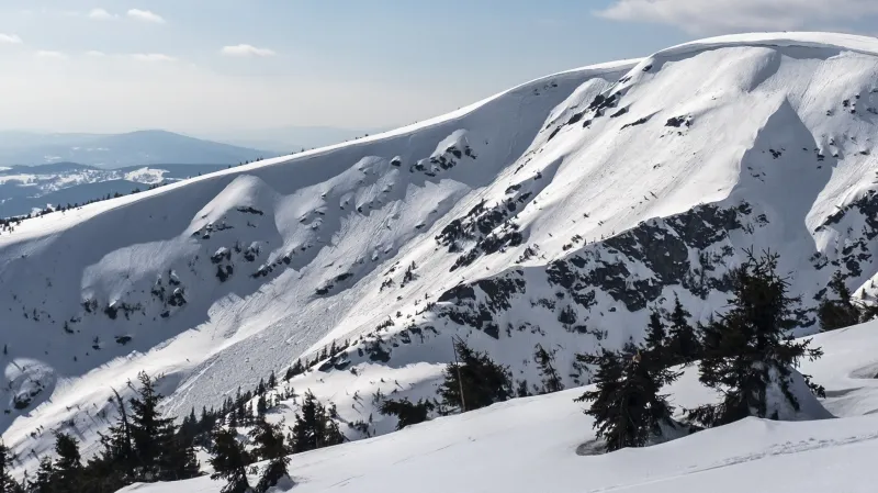 V Kotelních jámách v Krkonoších sjela lavina