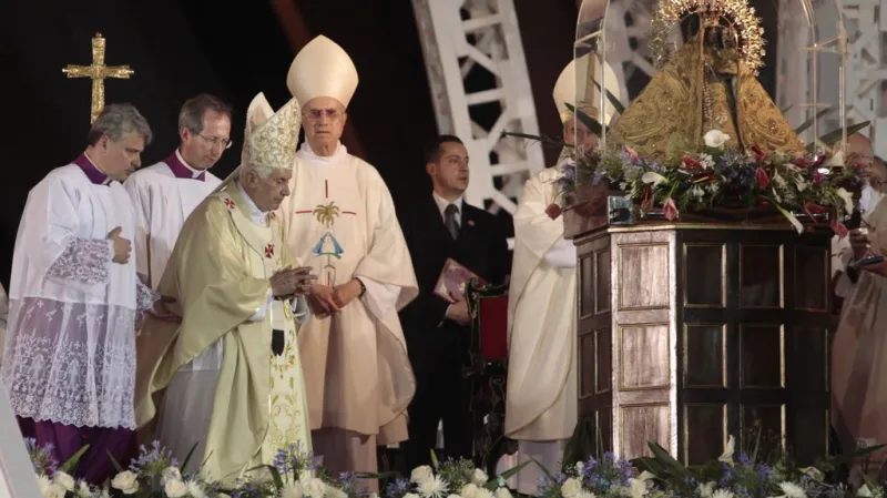 Papež Benedikt XVI. při mši na náměstí v Santiagu