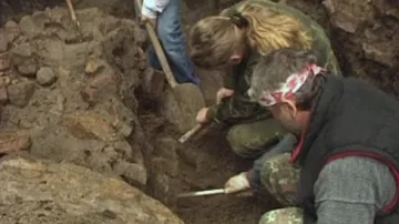 Archeologové pracující v nalezišti v kopci Klášťov