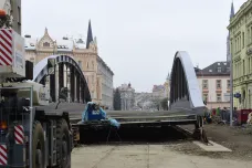 Olomoucký „rejnok“ míří nad řeku Moravu. Nový most se bude z břehu stěhovat deset dnů