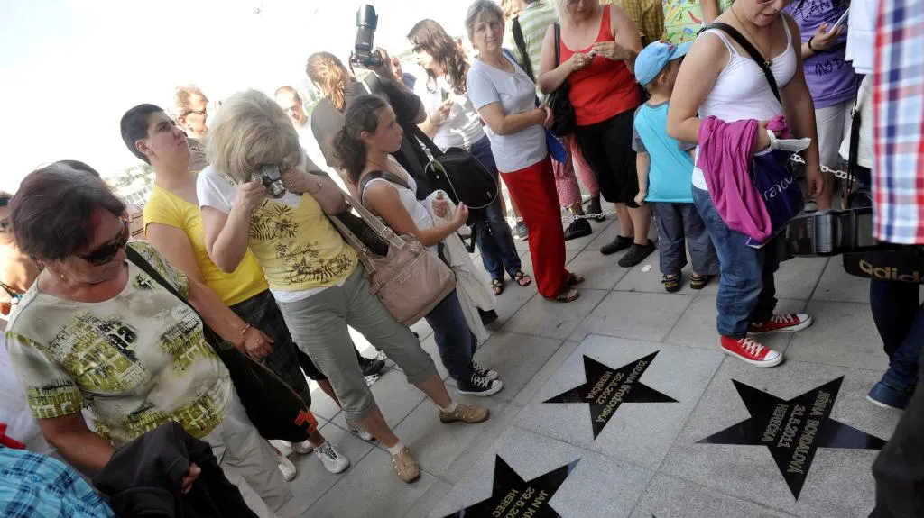 Na chodníku slávy ve Zlíně byly odhaleny hvězdy hercům Zuzaně Bydžovské a Janu Krausovi