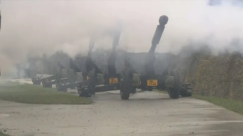 Z Petřína zaznělo 21 slavnostních salv ze čtyř černých kanonů Zdroj: ČT24