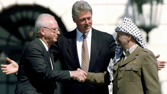 Jicchak Rabin, Bill Clinton a Jásir Arafat po podpisu mírové dohody