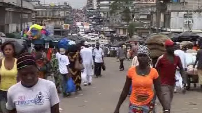 Lidé na Pobřeží slonoviny nakupují zásoby před nedělními volbami, obávají se chaosu.