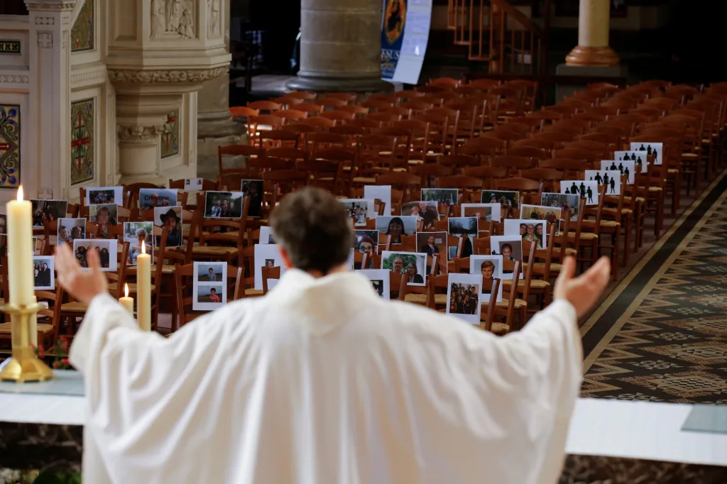 Týden obrazem: Pastor Xavier Lemble vede mši za účasti fotografiíi věřících v Bethune ve Francii. Pravidelné účastníky mší požádal o zaslání obrázků, aby s nimi mohl být jako kněz v duchovním spojení